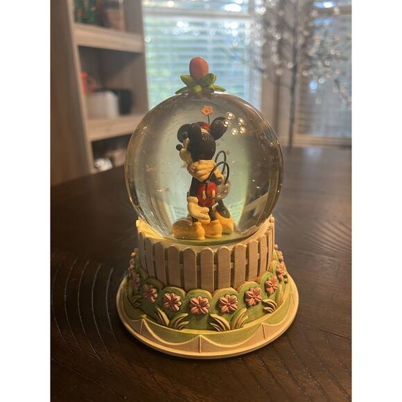 Hallmark Disney A Kiss For Mickey Minnie Wonders Within Collection Snow Globe - Picture 4 of 16